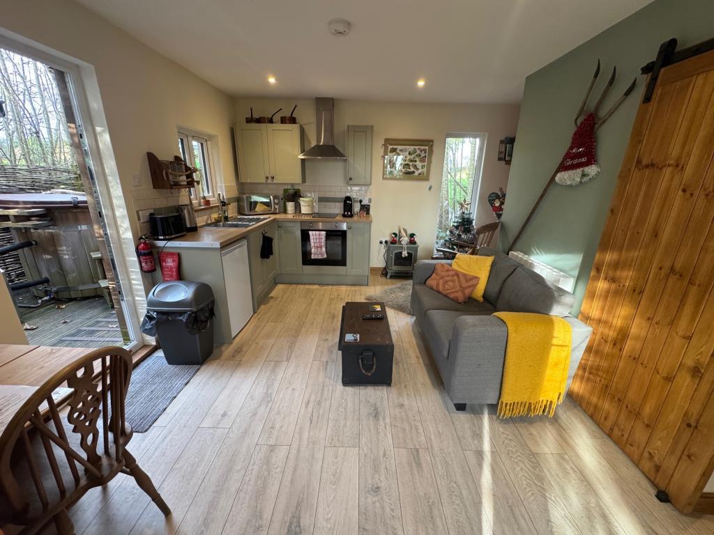 Lot: 43566 - COUNTRY ESTATE COMPRISING 5 BEDROOM MANOR HOUSE, WEDDING VENUE WITH 7 BEDROOM HOUSE, 6 ECO LODGES, 5 COTTAGES, 2 TENNIS COURTS, WORKSHOP AND ANCILLARY ACCOMMODATION - SET IN OVER 20 ACRES - Squirrel Lodge-kitchen-living room